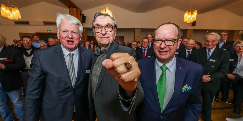 „Dramatische, unschöne Veränderungen“: Politische Botschaften bei der Cityring-Verleihung Adolf Winkelmann (Mitte) ist der neue Träger des Cityrings. Die ersten Gratulanten waren Oberbürgermeister Ullrich Sierau (l.) und Dirk Rutenhofer.