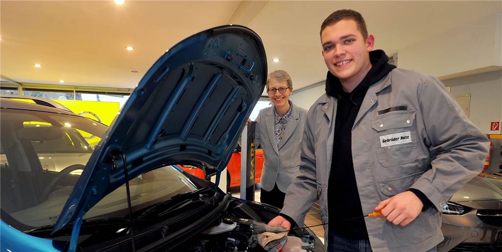 „Die machen 400 Reifen je Woche“: Wie Opel Nolte und eine irische Werkstatt zusammenfinden „Die machen 400 Reifen je Woche“: Wie Opel Nolte und eine irische Werkstatt zusammenfinden