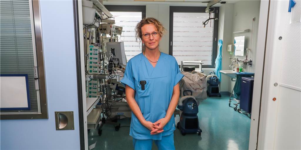 Diese Pflegekräfte sind während der Bombenentschärfung für Intensivpatienten im Einsatz