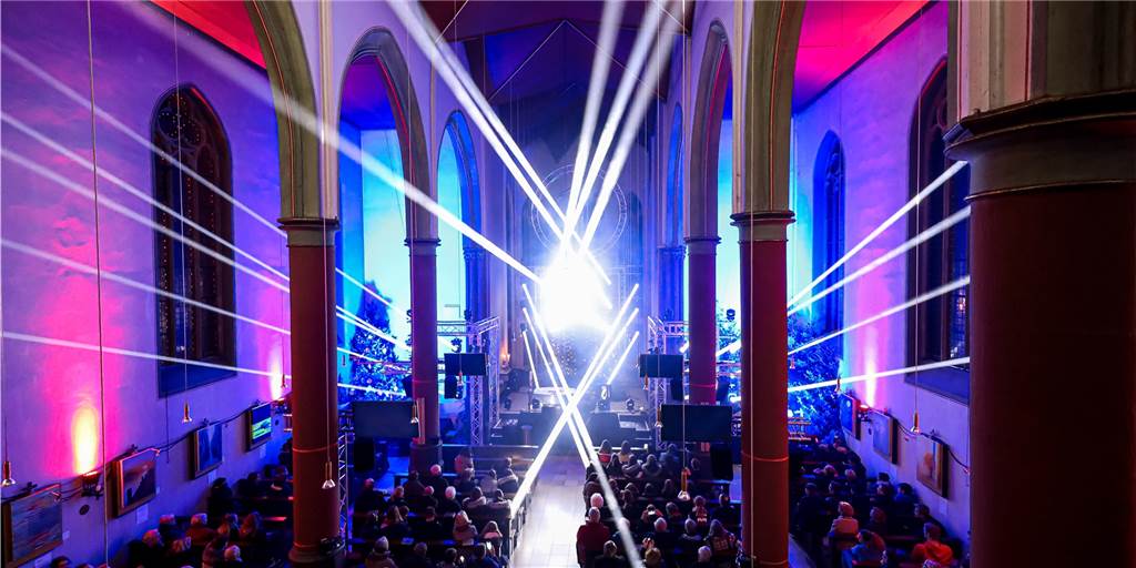 Beeindruckende Lichtshow in der Silvesterkirche machte Gottesdienst sehenswert Beeindruckende Lichtshow in der Silvesterkirche machte Gottesdienst sehenswert
