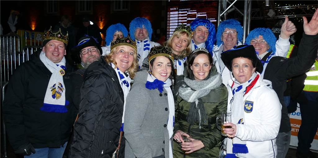 „Die Jecken vom Sportlerball“ krönen sich beim Eisstockschießen in Vreden zu den Champions