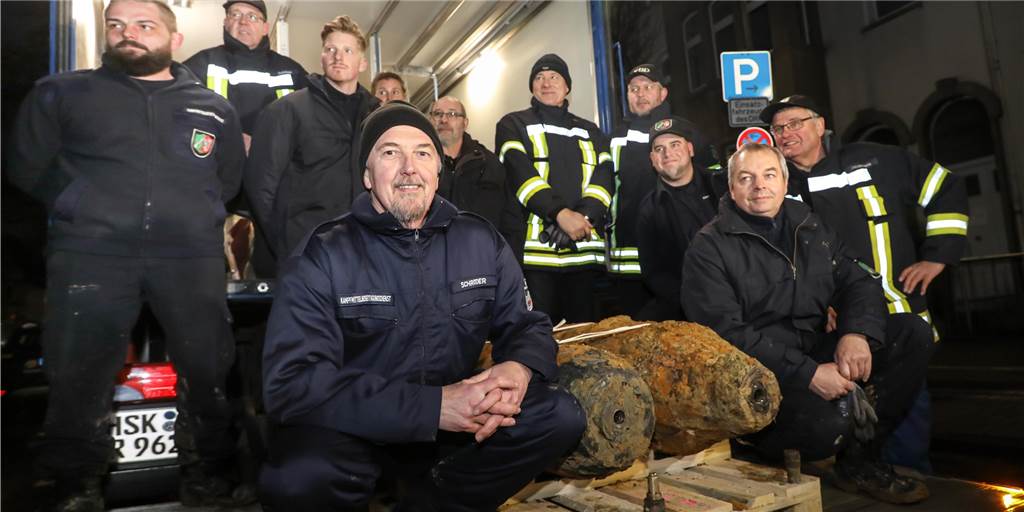 Alles schneller als geplant: So liefen Evakuierung und Bombenentschärfung im Klinikviertel Karl-Friedrich Schröder, Technischer Leiter beim Kampfmittelbeseitigungsdienst der Bezirksregierung, und sein Team mit den entschärften Blindgängern aus dem Klinikviertel.