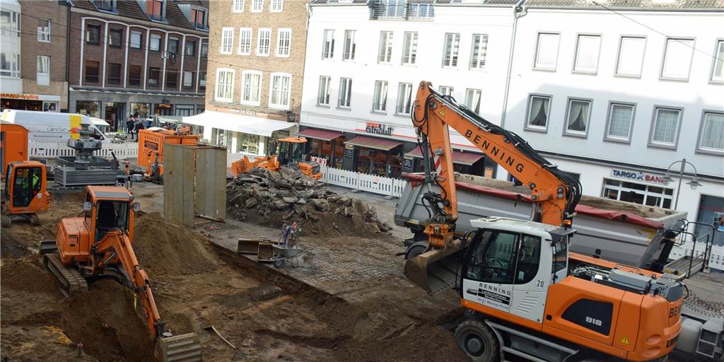 Marktplatz von Dorsten wird mit schweren Baumaschinen komplett aufgebrochen Marktplatz von Dorsten wird mit schweren Baumaschinen komplett aufgebrochen