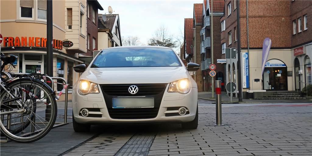 Poller in Fußgängerzone bringt nichts: Dreiste Autofahrer drängen sich an Begrenzung vorbei Poller in Fußgängerzone bringt nichts: Dreiste Autofahrer drängen sich an Begrenzung vorbei