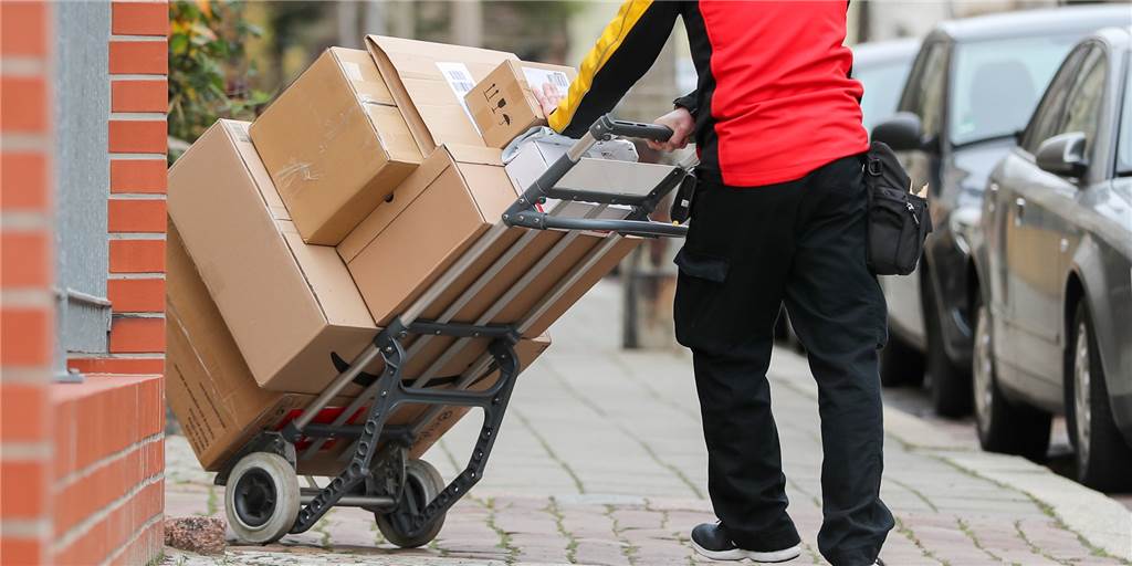 Eiliger Paketbote fährt Auto an und flüchtet: „Es knallt fast täglich“ Eiliger Paketbote fährt Auto an und flüchtet: „Es knallt fast täglich“