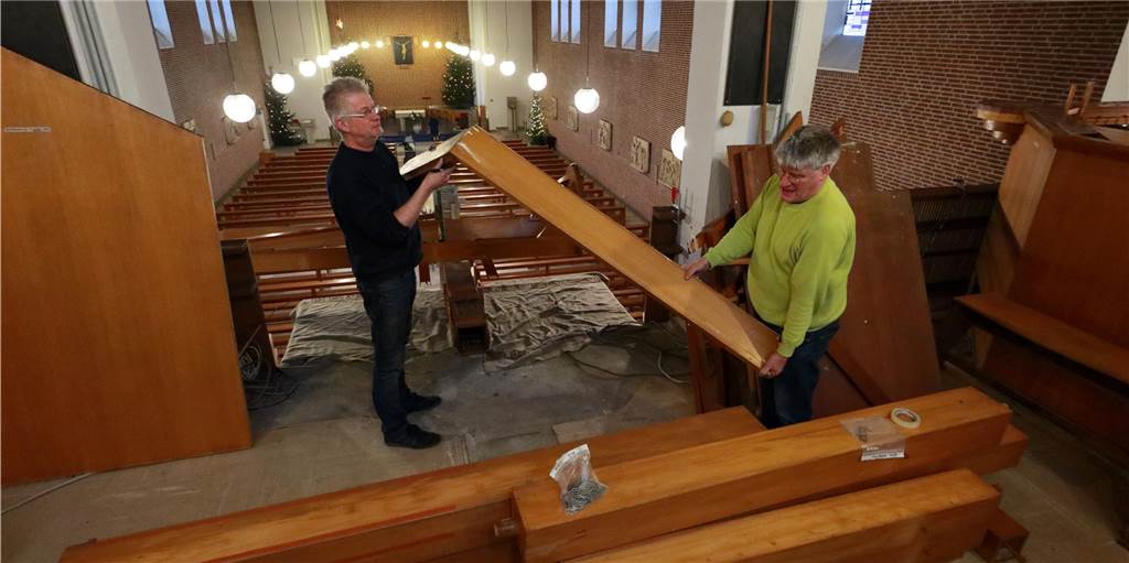 Orgel in der Josefskirche in Ahaus hat aus dem letzten Loch gepfiffen Sicco Steendam (r.) und ein Mitarbeiter beim Abbau der Orgel in der Josefskirche