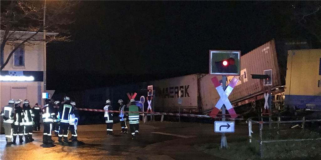 Güterzug prallt gegen LKW und entgleist - drei Verletzte nach Unfall im Hafengebiet Güterzug prallt gegen LKW und entgleist - drei Verletzte nach Unfall im Hafengebiet