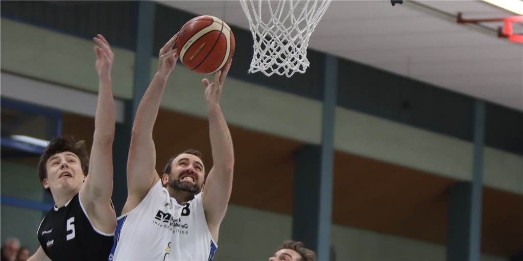 Simon Bennett führt bei seiner Rückkehr die LippeBaskets zum Sieg Simon Bennett führt bei seiner Rückkehr die LippeBaskets zum Sieg