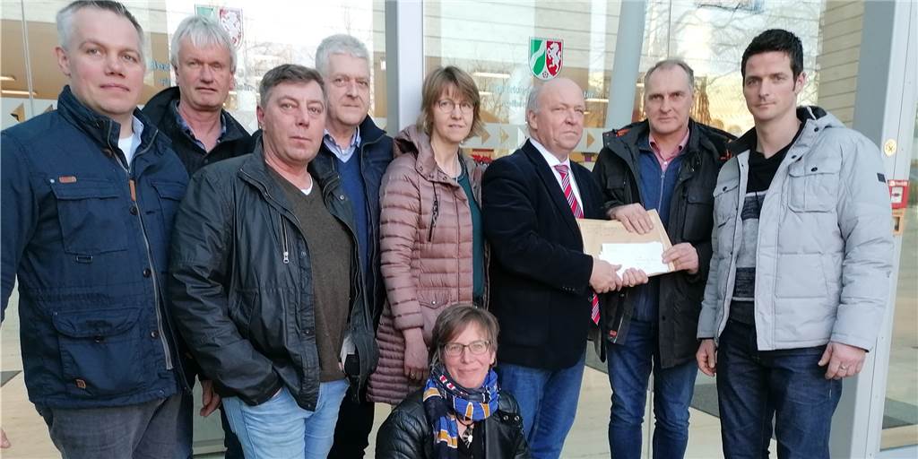 Bürgerinitiative und Gemeinde haben viele Forderungen zur Verdichterstation Die Bürgerinitiative überreichte persönlich die Einwendungen gegen die Verdichterstation.