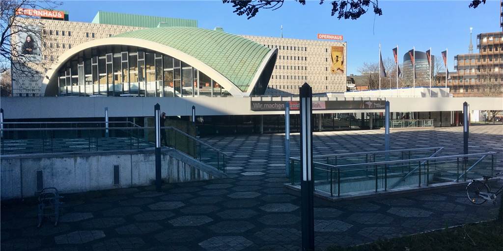Neues Leben auf dem Platz der Alten Synagoge: Theatervorplatz wird zum Künstlermarkt Neues Leben auf dem Platz der Alten Synagoge: Theatervorplatz wird zum Künstlermarkt