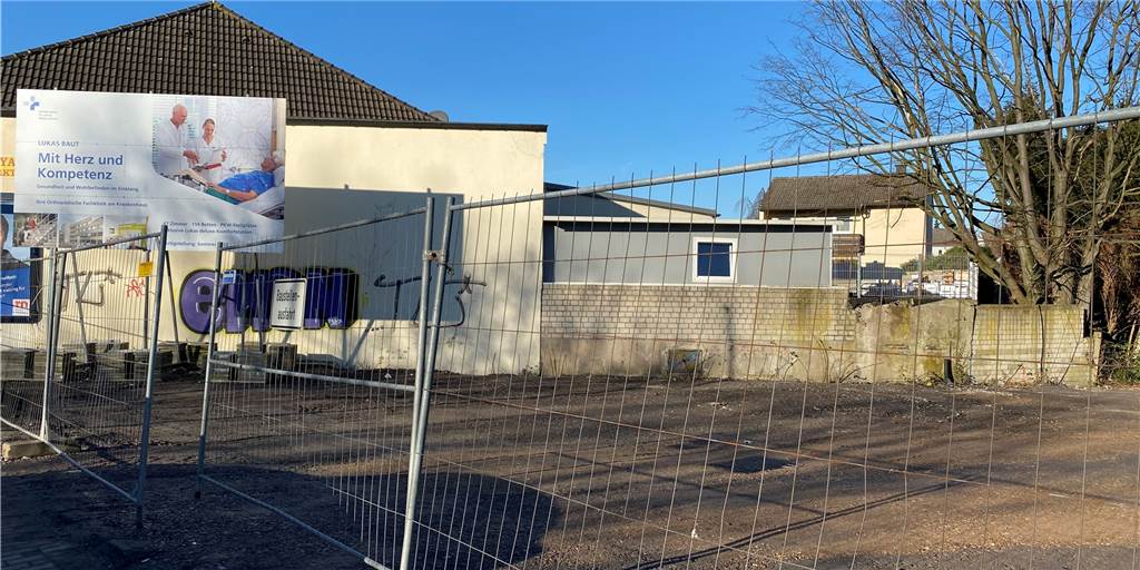 Neuer Krankenhaus-Nordflügel: Können die Arbeiten rechtzeitig starten? Während der Bauzeit des Erweiterungsbaus des Kirchlinder Krankenhauses entsteht hier ein Ausweich-Parkplatz.