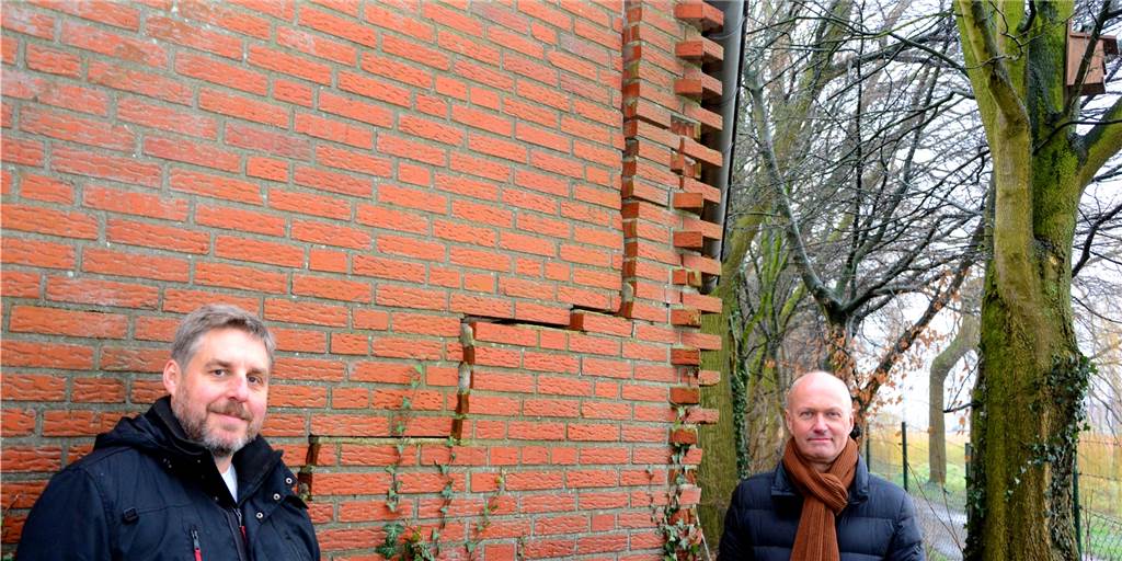 Mitarbeiter des Bauhofs müssen sich noch eine Weile mit Riss in der Wand arrangieren Mitarbeiter des Bauhofs müssen sich noch eine Weile mit Riss in der Wand arrangieren