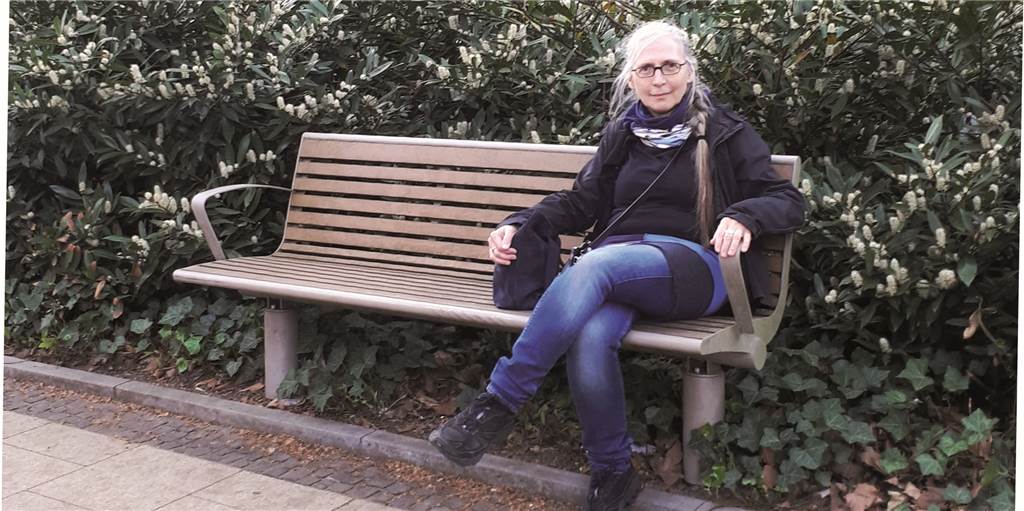 In der Dortmunder Innenstadt sollen mehr Sitzbänke stehen – die Standortsuche beginnt Marie Wolf auf einer Sitzbank - diese steht in Mengede.