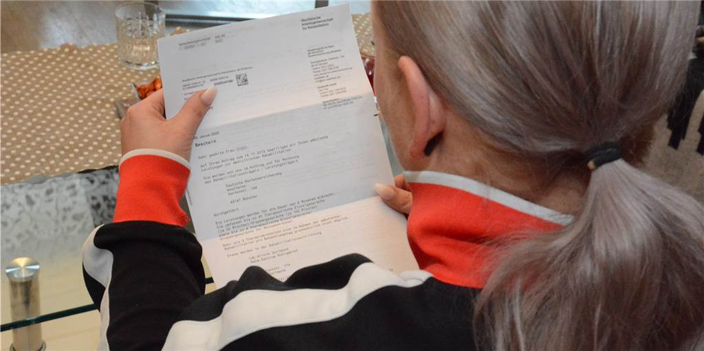 Rückfallgefahr: Kokainsüchtige Mutter (34) wartet seit Monaten auf Reha-Platz Die 34-Jährige hat mehr als drei Monate nach der Entgiftung den Bescheid erhalten, dass ihre Reha bewilligt wird.