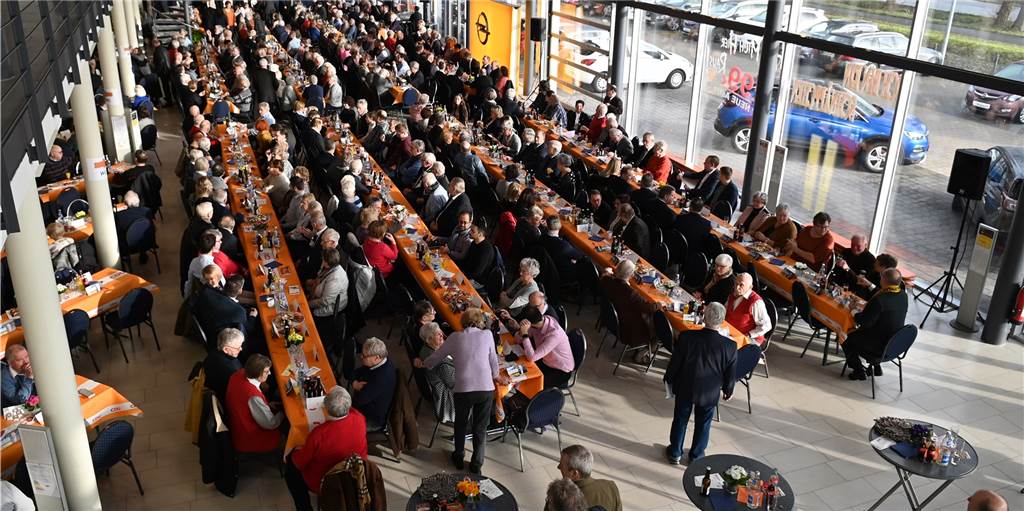 Wie aus dem Autohaus Borgmann binnen weniger Stunden ein Festsaal wurde Wie aus dem Autohaus Borgmann binnen weniger Stunden ein Festsaal wurde