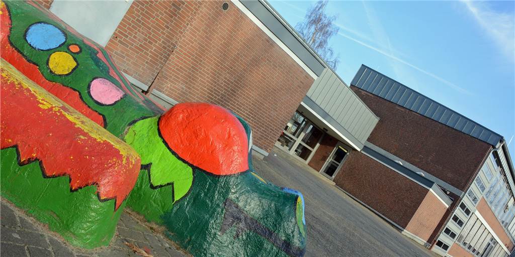 Eltern und Kinder kommen gemeinsam zur Anmeldung an der Gesamtschule Olfen Eltern und Kinder kommen gemeinsam zur Anmeldung an der Gesamtschule Olfen