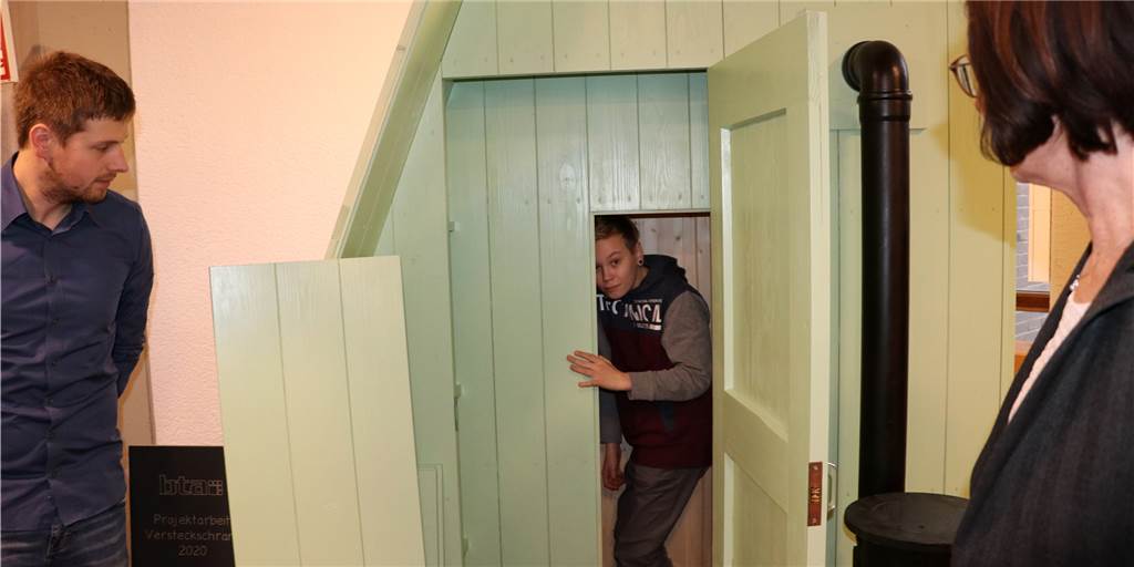 Im engen Versteckschrank dem Schicksal jüdischer Mädchen nachspüren Im engen Versteckschrank dem Schicksal jüdischer Mädchen nachspüren