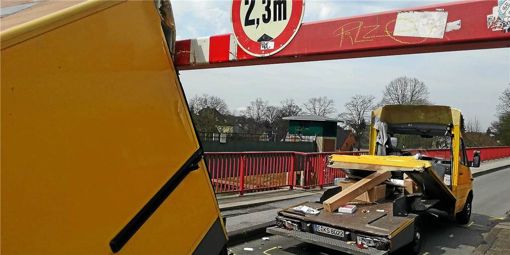 Brücke an Lambertstraße: Spektakulärer Unfall schon im Jahr 2013 Brücke an Lambertstraße: Spektakulärer Unfall schon im Jahr 2013
