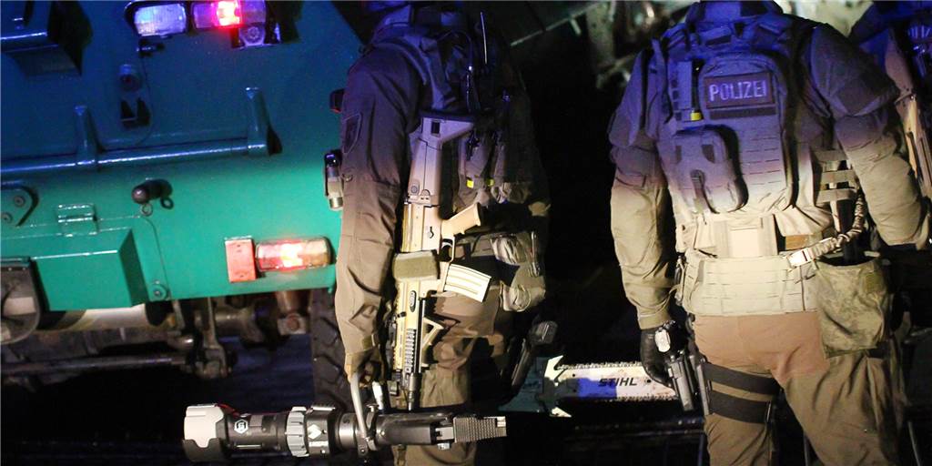 Dortmunder nach Bandidos-Razzia in U-Haft – Polizei verteidigt Panzer-Einsatz Dortmunder nach Bandidos-Razzia in U-Haft – Polizei verteidigt Panzer-Einsatz