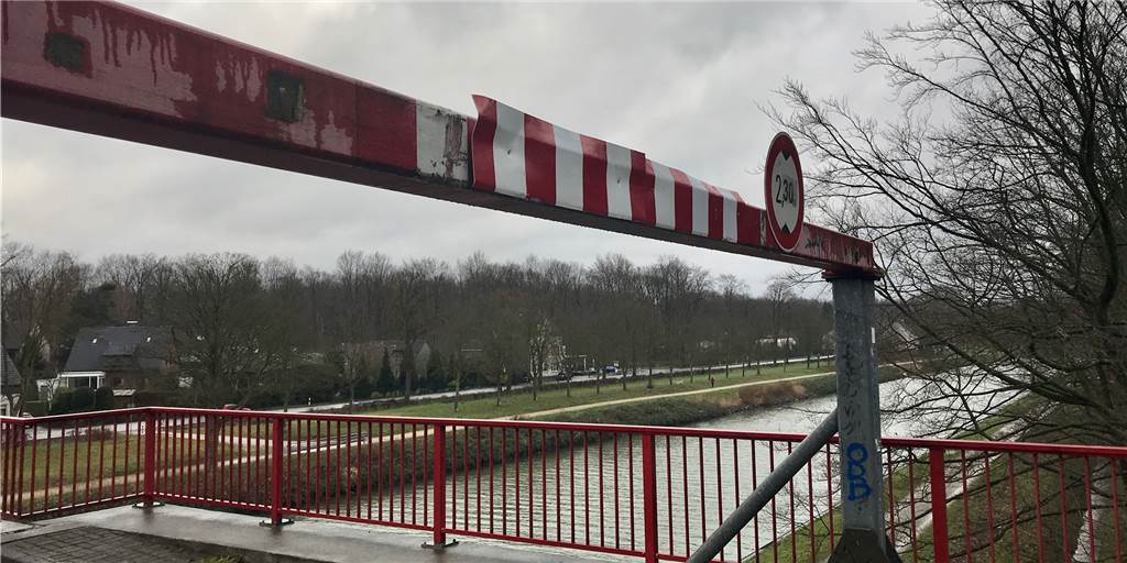 Auf Navi vertraut: Rettungswagen raste gegen die Brücke Lambertstraße Auf Navi vertraut: Rettungswagen raste gegen die Brücke Lambertstraße