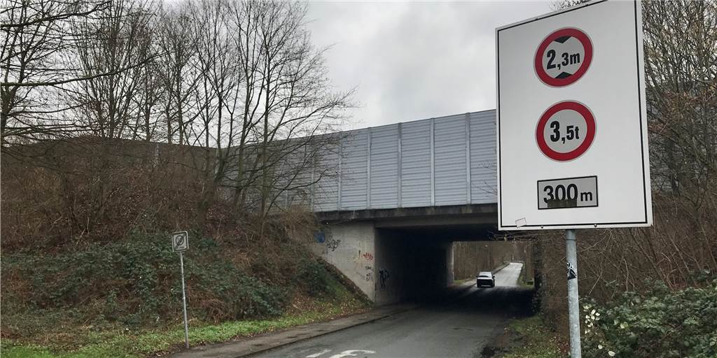 Nach Unfall auf der Brücke an der Lambertstraße fordert ein CDU-Politiker Konsequenzen Nach Unfall auf der Brücke an der Lambertstraße fordert ein CDU-Politiker Konsequenzen