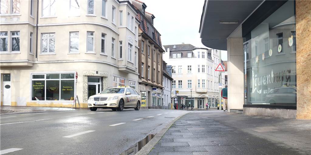 Raserei am Neutor: Bürger fordern härteres Durchgreifen der Polizei nach Verkehrsunfall Raserei am Neutor: Bürger fordern härteres Durchgreifen der Polizei nach Verkehrsunfall