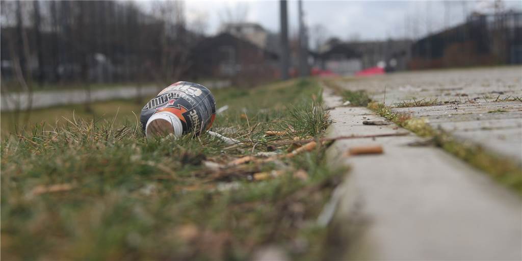 Trotz zahlreicher Mülltonnen: Wege am Skatepark am Sandforter Weg häufig zugemüllt