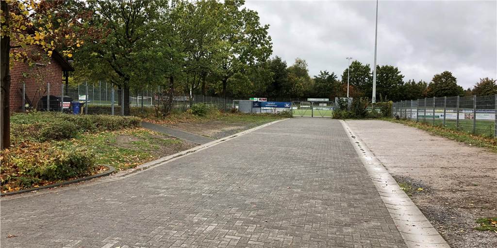 Ärger über Lärm am Sportzentrum: Soll der Lärmschutzwall höher werden? Ärger über Lärm am Sportzentrum: Soll der Lärmschutzwall höher werden?
