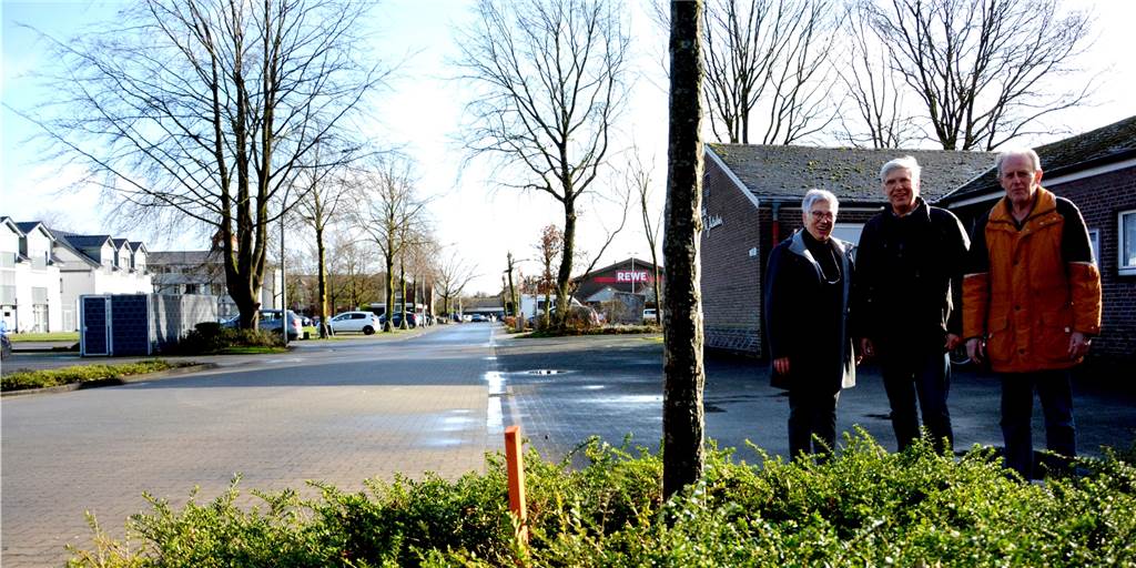 Der Oedinger Maibaum steht bald vor der Jakobi-Halle Standort gefunden: Der Maibaum in Oeding soll direkt vor der Jakobi-Halle aufgestellt werden. Wann genau der Kran anrückt, können Erika Matschke, Johannes Ostendorf und Ludger Meis aber noch nicht sagen.