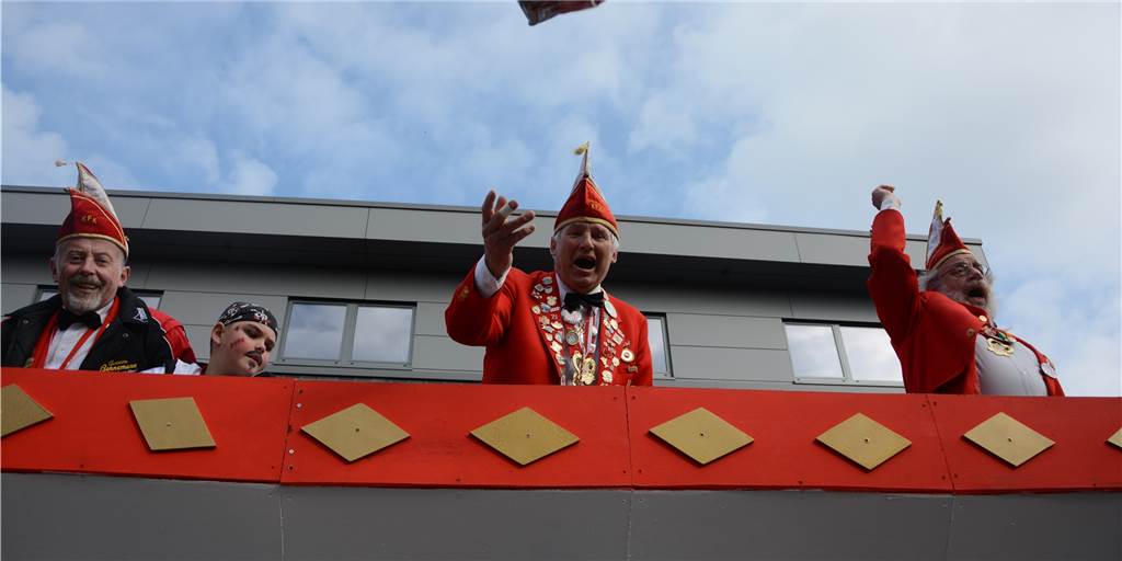 Präsident und Prinz Bernd Stenpaß freut sich auf den Karnevalsumzug in Südlohn 2019 hätte es für die Narren in Südlohn kaum besser laufen können. Bei bestem Karnevalswetter – Sonnenschein inklusive – konnten sie bei ihrem Umzug feiern.