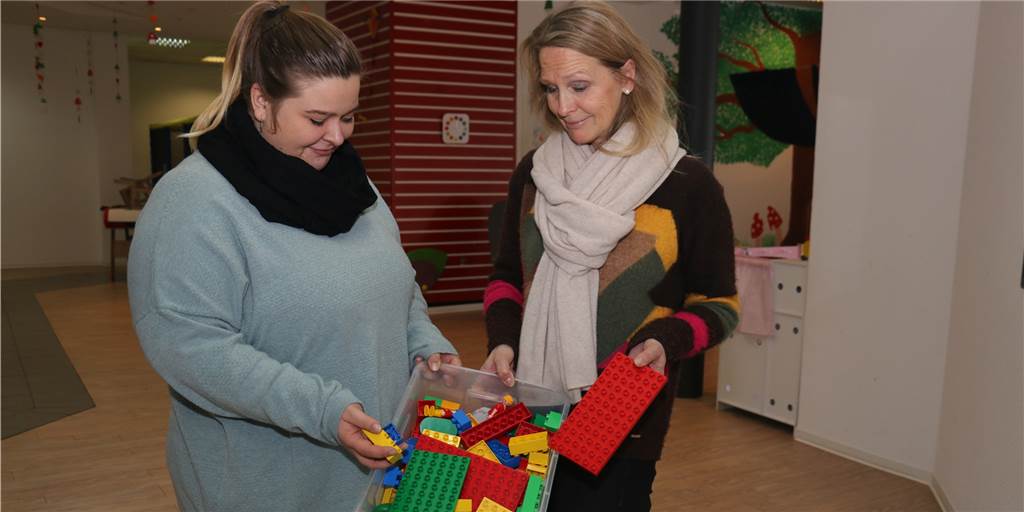 Jedes einzelne Spielzeug müssen die Mitarbeiterinnen der Löwenburg, Leonie und Erika Schmidt, unter die Lupe nehmen. Bevor die Kinder wieder hier betreut werden können, müssen alle Glassplitter entfernt sein. Am Samstagabend war ein Pkw in die Fensterscheibe gekracht.