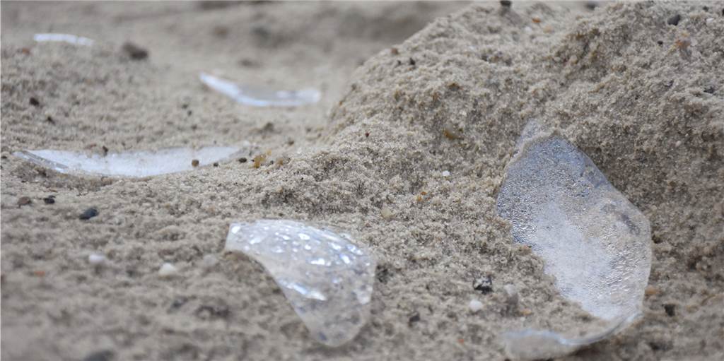 Fünfjährige spielt auf Werner Spielplatz in Sandkasten voller Glasscherben Fünfjährige spielt auf Werner Spielplatz in Sandkasten voller Glasscherben