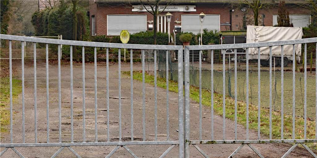 Für fast eine halbe Million Euro: Ehemalige Vredener Gaststätte wird zwangsversteigert Das Eingangstor ist seit einiger Zeit geschlossen, die ehemalige Gaststätte "Zum Möwenparadies" in Vreden soll nun zwangsversteigert werden.
