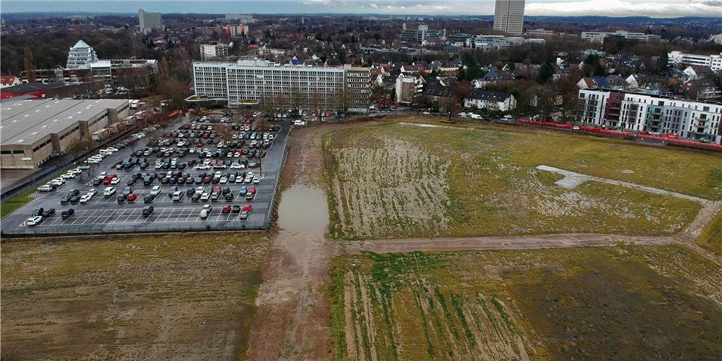 Bauen sich die Stadtwerke hier ein neues Hauptquartier? Sollten die Stadtwerke ihre Zentrale und die Mitarbeiterparkplätze auf das Doego-Gelände (links) verlagern, kommen auch diese Flächen für Wohnungsbau in Betracht.