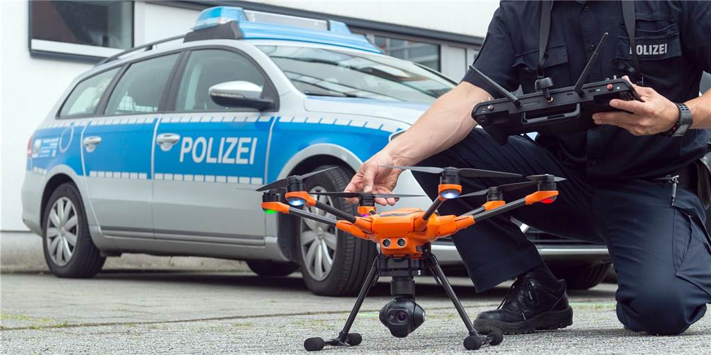 Kamera-Drohnen über Dortmund irritieren Datenschützer - Die Polizei hält sich bedeckt In Niedersachsen sind im vergangenen Jahr Kameradrohnen offiziell vorgestellt worden.