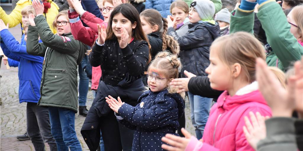 Mit Video und Fotos: Vredener tanzen bei „One Billion Rising“ gegen Gewalt an Frauen