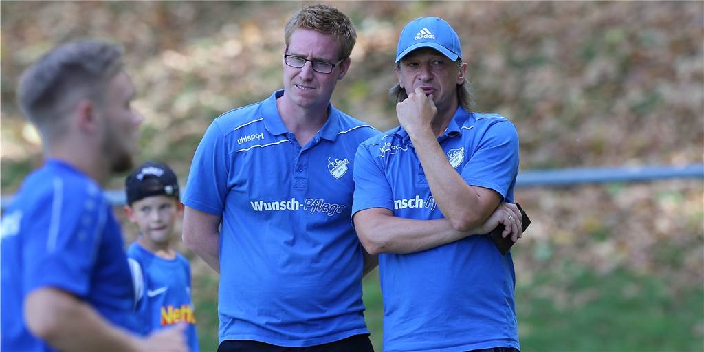 Der FC Frohlinde bekommt ein Talent vom Nachbarn Die Frohlinder Trainer Stefan Hoffmann (l) und Michael Wurst haben für die neue Saison ein Castrop-Rauxeler Talent für ihren Kader gewinnen können.