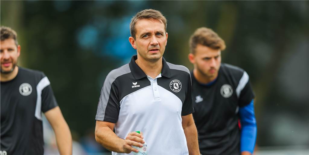 Trainer tritt bei Westfalia Wickede zurück – Neuer Coach steht gegen Türkspor an der Linie Daniel Dukic kann bei Westfalia Wickede bereits einen neuen Trainer begrüßen.