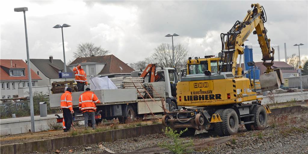 Bäume und Sträucher kommen weg: Bagger gibt Startschuss für den Umbau des Bahnhofsumfelds Der Startschuss für die Bauarbeiten am Bahnhofsumfeld ist gefallen.