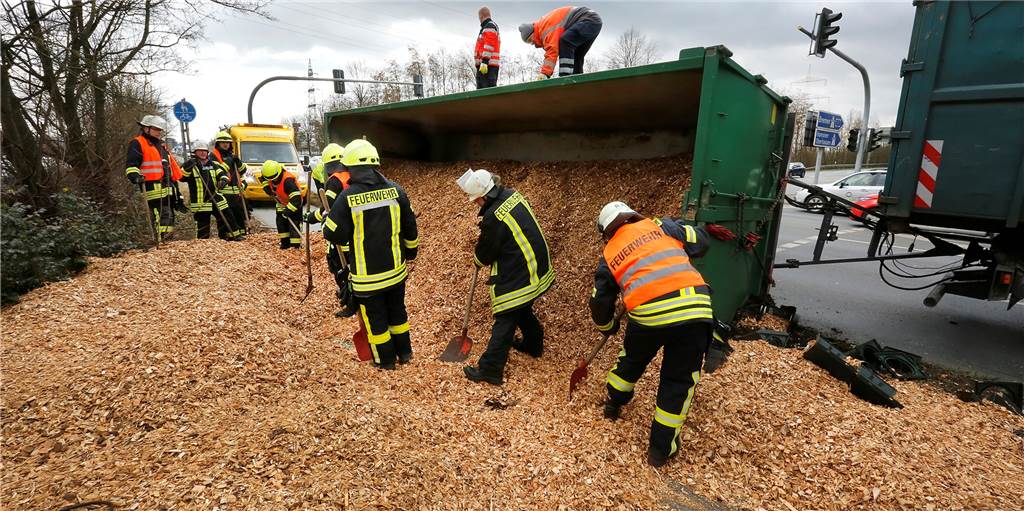 Spektakulärer Lkw-Unfall kurz vor Ikea: Anhänger mit Hackschnitzel kippt um - Verschüttete gesucht Spektakulärer Lkw-Unfall kurz vor Ikea: Anhänger mit Hackschnitzel kippt um - Verschüttete gesucht