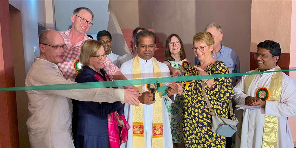 Schule in Indien ist nur durch Spenden aus Südlohn und Oeding möglich Im Dorf Patharlapadu unterhält der Orden Pater Rajus, die Province of the Herald of Good News, eine Schule. Die Einweihung des neuen Stockwerks feierten Pater Raju Peter und die Südlohner Gäste mit.