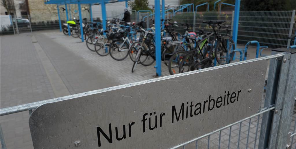 Fahrradparkplätze am Ahauser Krankenhaus wegen vieler Diebstähle quasi halbiert Der zweite Fahrradständer am Ahauser Krankenhaus ist nur noch für Mitarbeiter vorgesehen.