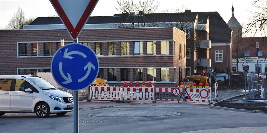 Gefährlich und zu klein: Mini-Kreisverkehr am Rathaus in Vreden regt Autofahrer auf Der Mini-Kreisverkehr hinter dem Rathaus ist vielen Autofahrern einfach zu klein.