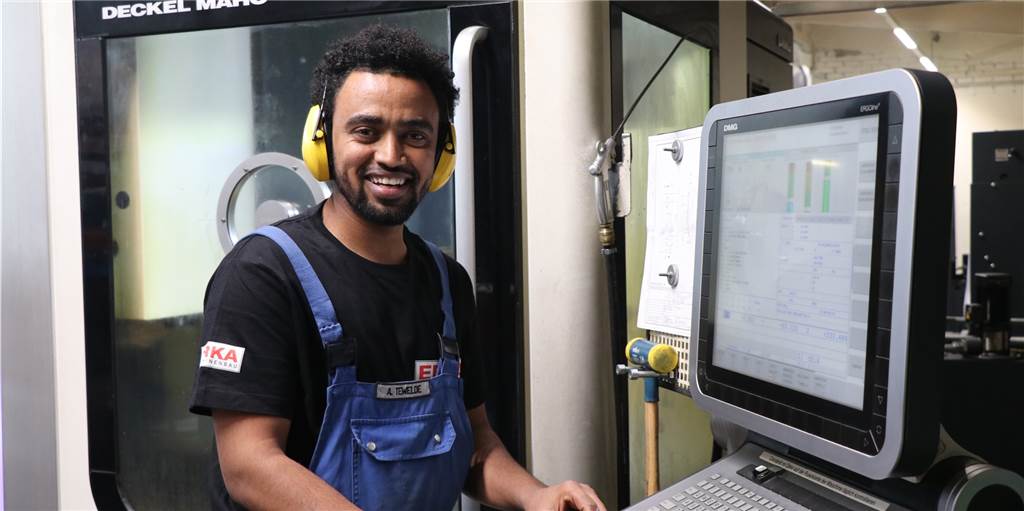 Zehn Jahre nach Flucht: Eritreer besteht Ausbildung zum Zerspanungsmechaniker in Wüllen Ambesajr Tewelde arbeitet als Zerspanungsmechaniker bei der Firma ERKA Maschinenbau in Wüllen.