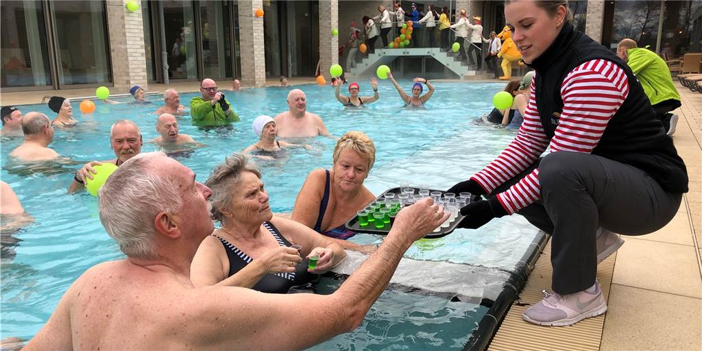 Feuchtfröhliche Karnevalsparty im Solebad: Mit einem Schnäpschen vom Beckenrand stärken sich die Badegäste für die Karnevals-Wassergymnastik an Altweiber. Für die Gäste gab es in diesem Jahr ganz besondere Überraschungen.