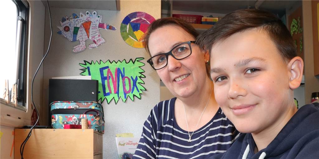 Lehrerin Silke Fislage und der elfjährige Miguel beim Unterricht.