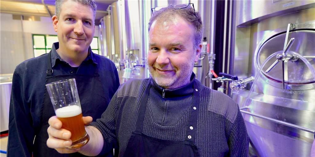 Mit der Gründung der Ostermann Braumanufaktur wollen (v.l.) Dr. Axel Brune, Jens Kan und Michael Nehring die Schwerter Brauerei-Tradition wiederbeleben. In ihrer Mikro-Brauerei haben sie dem Kellerbier "Ostermann Urtyp" die letzte Geschmacksnote gegeben. Er wurde nach einem Originalrezept der vor 100 Jahren stillgelegten Ostermann-Brauerei am Bahnhof entwickelt.