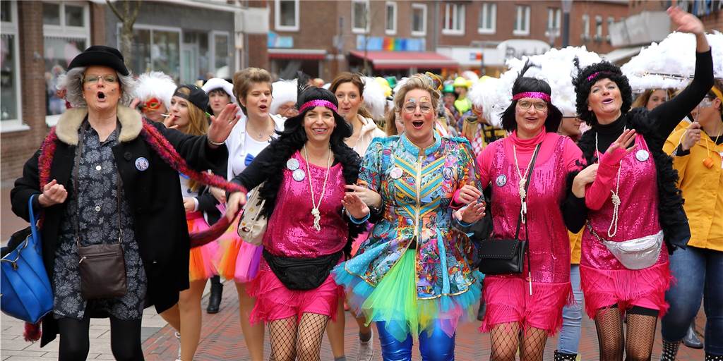 Viele Fotos und Video: Wenn Wahrsagerinnen und Fliegenpilze die Macht im Rathaus übernehmen Gut gelaunt stürmten die verkleideten Frauen in Richtung Stadtlohner Rathaus.