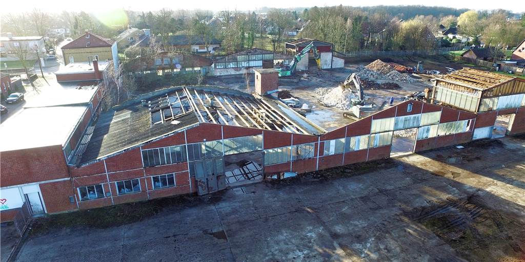Stadt Stadtlohn kauft Spahn-Areal und Abrissbagger räumen Lichtgitter-Brache frei Der Abrissbagger hat schon ganze Arbeit geleistet. Von den alten Lichtgitterhallen standen am Freitag nur noch die Fassaden.