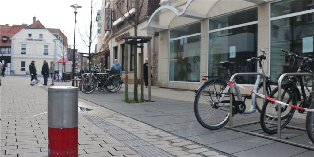 Ärger um Poller nun beendet? Stadt hat auf Posse um Begrenzung an der Fußgängerzone reagiert Über diesen Poller wurde viel geschmunzelt. Denn er sollte Autofahrer abschrecken, in die Fußgängerzone zu fahren. Allerdings war zu viel Platz neben dem Poller, sodass man mit dem Auto dran vorbei kam. Doch jetzt hat die Stadt reagiert.